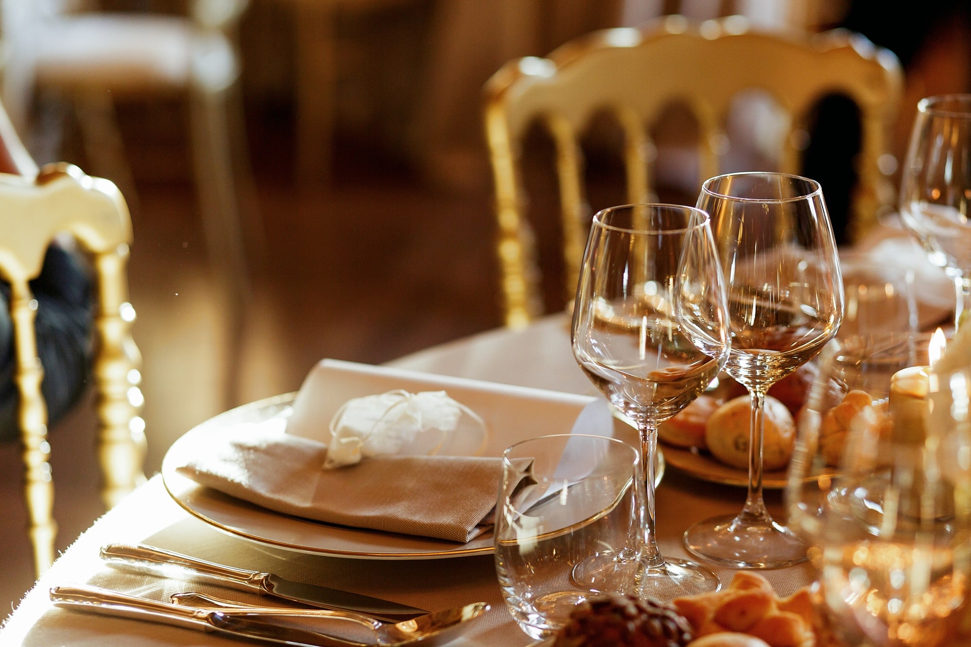 close-up-shiny-glassware-standing-dinner-plate-min